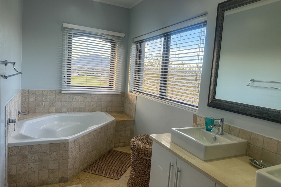 5 Bedroom Property for Sale in Oubaai Western Cape